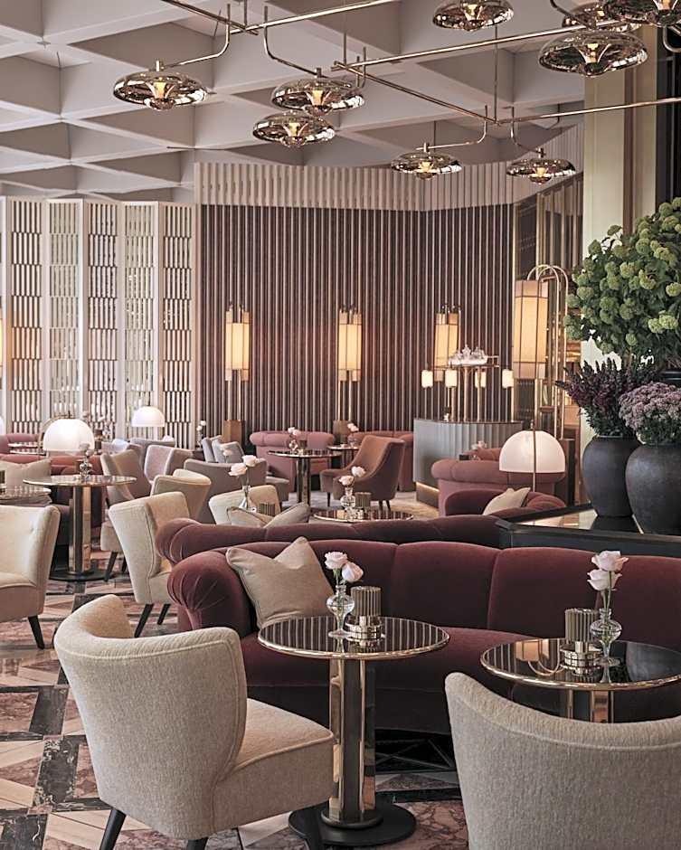 Lounge de Aqshomfelti con barra y luz de noche